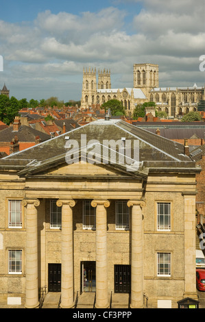 Ein Blick über den Central Methodist Church mit York Minster im Hintergrund. Stockfoto