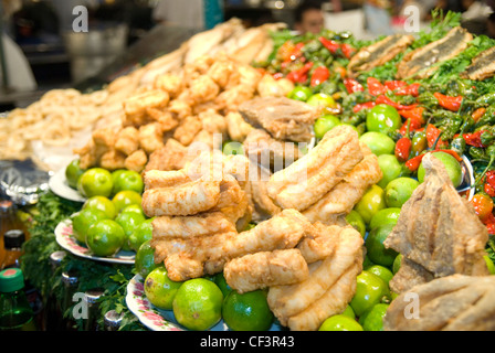 Eine bunte Palette von Lebensmitteln auf den Verkauf in den Platz Djema el Fna. Stockfoto