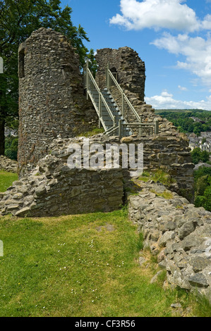 Die Ruinen von Kendal Castle (wahrscheinlich spätes 12. Jahrhundert) auf dem Burgberg bieten tolle Aussicht über die Stadt. Stockfoto