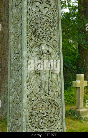 Nahaufnahme Detail des keltischen Kreuzes Ruskins Grab im Kirchhof von St. Andrews in dem Dorf Coniston markiert. Stockfoto