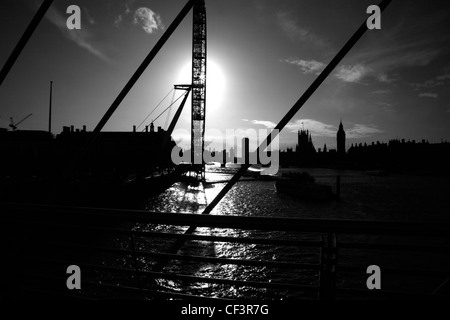 Blick vom Golden Jubilee Steg auf der Themse auf dem London Eye und die Houses of Parliament, London, UK Stockfoto