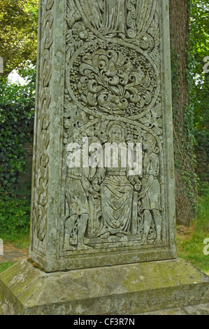 Nahaufnahme Detail des keltischen Kreuzes Ruskins Grab im Kirchhof von St. Andrews in dem Dorf Coniston markiert. Stockfoto