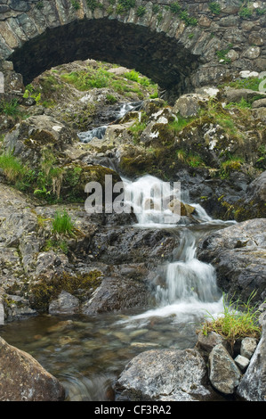 Barrow Beck unter Ashness Brücke in der Nähe von Keswick ausgeführt. Stockfoto