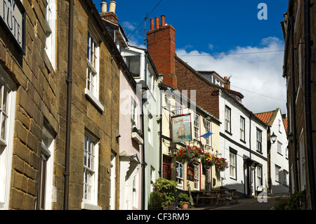 Ihr Delphin Pub, King Street in Robin Hoods Bay. Das Dorf markiert das Ende der Wainwright Coast to Coast Walk über den Norden Stockfoto