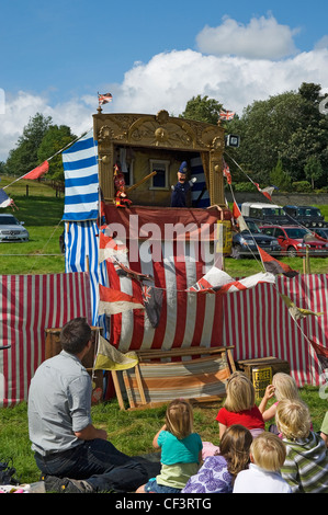 Kleinen Kindern genießen einen Punch and Judy Show Gargrave, eine jährliche Land in der Nähe von Skipton anzeigen Stockfoto