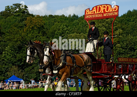 Shire-Pferde ziehen einen Blockwagen aus Bradford Industrial Museum bei Gargrave Show, eine jährliche Land in der Nähe von Skipton anzeigen Stockfoto