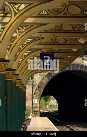 Eine reich verzierte Baldachin über Gleis 2 im Bahnhof Knaresborough. Stockfoto