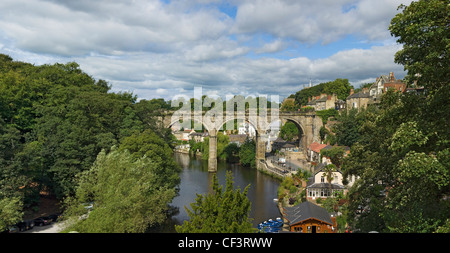 Blick von der steinernen Viadukt über den Fluss Nidd bei Knaresborough. Stockfoto