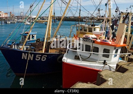 Angelboote/Fischerboote vertäut im Inneren Hafen von Scarborough. Stockfoto