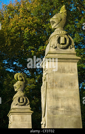 Zwei der vier Sockeln featuring einen Ritterhelm mit einer heraldischen Schild und Schwert an der Basis des 7. Earls Denkmal ( Stockfoto