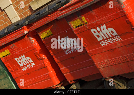 Eine Reihe von kommerziellen Abfallbehälter in York. Stockfoto