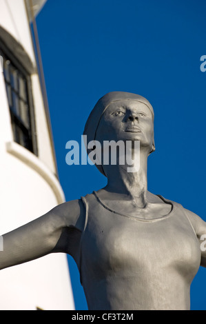 Nahaufnahme von der Tauchen Belle Skulptur, Scarborough der Gegenwart von Craig Knowles neben Scarborough Leuchtturm o Stockfoto