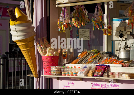 Einem Süßwarenladen direkt am Meer in Scarborough. Stockfoto