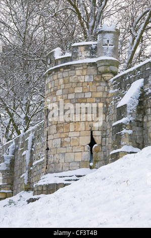Auf und rund um die Stadtmauer von York im Winter Schnee. Stockfoto