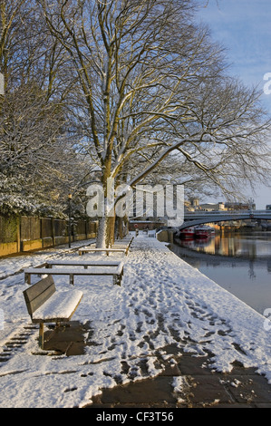 Schnee bedeckt die Ufer des Flusses Ouse mit Lendal Bridge im Hintergrund im Winter. Stockfoto