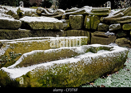 Römische steinerne Särge bedeckt mit Schnee im Multangular Tower in Yorkshire Museum Gärten. Stockfoto