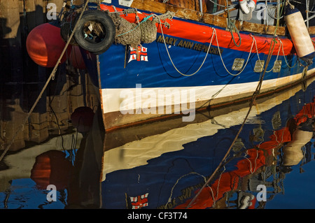 Das ehemalige RNLI-Rettungsboot Mary Ann Hepworth im Hafen von Whitby. Das Rettungsboot zu so original wie möglich nahe restauriert wurde und Stockfoto