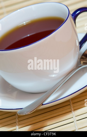 Nahaufnahme einer Tasse schwarzen Tee. Stockfoto