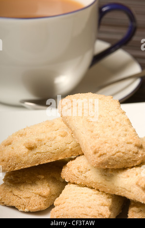 Schottischen Butterkekse mit Tasse Tee im Hintergrund. Stockfoto