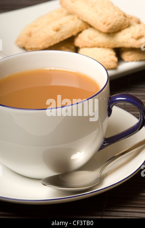 Tasse Tee mit schottischen Butterkekse im Hintergrund. Stockfoto