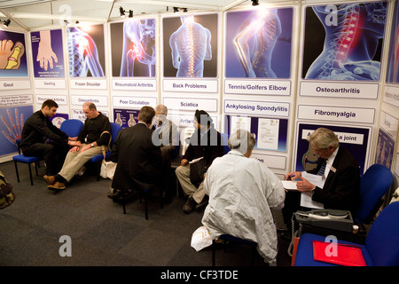 Patienten immer Ratschläge über Arthritis Bedingungen von Spezialisten bei der Rückenschmerzen zeigen London UK Stockfoto