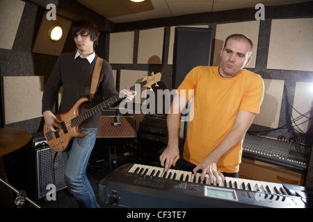 Elektro-Gitarrist und Keyboarder arbeiten im studio Stockfoto