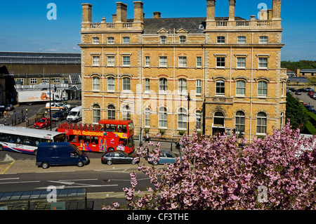 York CitySightseeing Bus außerhalb der Royal York Hotel, ehemals das Royal Station Hotel, eröffnet im Jahre 1878 und erbaut von gelb Stockfoto