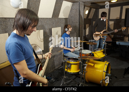 eine Rock-Band. zwei Musiker mit Elektro-Gitarren und einen Schlagzeuger im Studio arbeiten Stockfoto