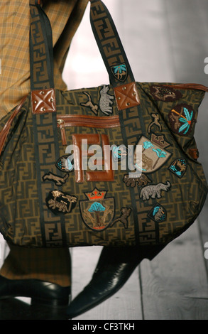 Fendi Menswear bereit zu tragen Frühling Sommer braun und schwarz gemusterte Tasche braun Leder und Applique Abzeichen und Tiere, statt Stockfoto
