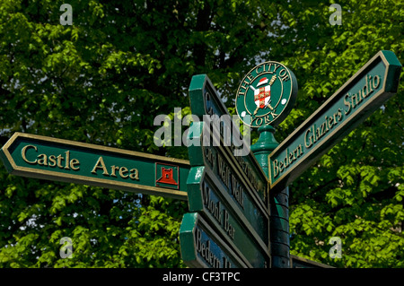 Ein Wegweiser mit Wegbeschreibungen zu einigen der berühmten Sehenswürdigkeiten in York. Stockfoto