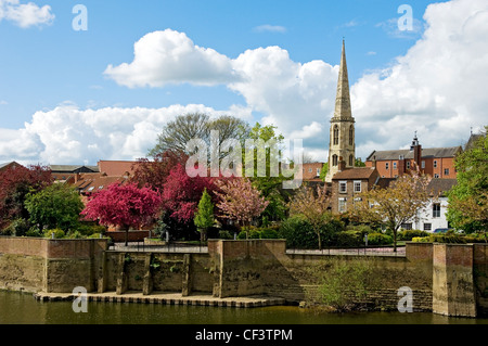 Die Pfarrei Allerheiligen-Kirche, North Street, mitten im Zentrum der mittelalterlichen Stadt York durch den Fluss Ouse im Frühjahr. Stockfoto