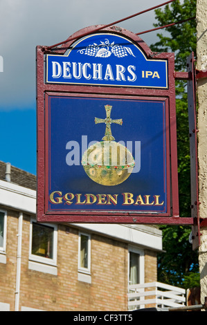 Die goldene Kugel Pub Schild Victor Street. Die Kneipe wurde erteilt, dass Grade II Status aufgeführt von English Heritage im Juni 2010, prot Stockfoto