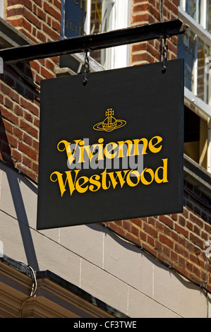 Vivienne Westwood Schild hängen außerhalb des Ladens in Blake Street. Stockfoto