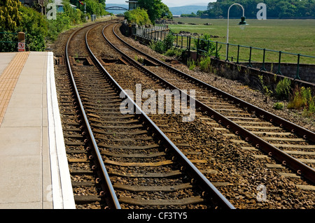 Bahngleise führt ein-und Grange-über-Sande Bahnhof. Stockfoto