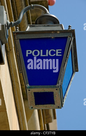 Blaue Lampe hängt an der Wand außerhalb Grange-über-Sande Polizeistation. Stockfoto