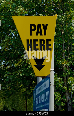 Bezahlen Sie hier Zeichen bei Bezahlung und zeigen Sie Parkplatz. Stockfoto