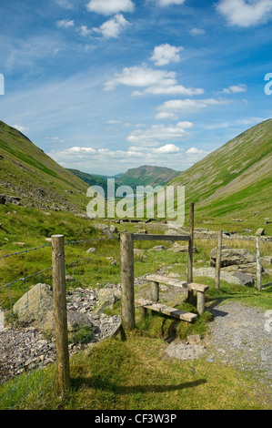 Blick über einen Stil nach unten Kirkstone Pass in Richtung Brüder Wasser und Patterdale. Stockfoto