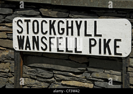 Gemalte Zeichen auf einer Steinmauer für Stockghyll und Wansfell Hechte. Stockfoto