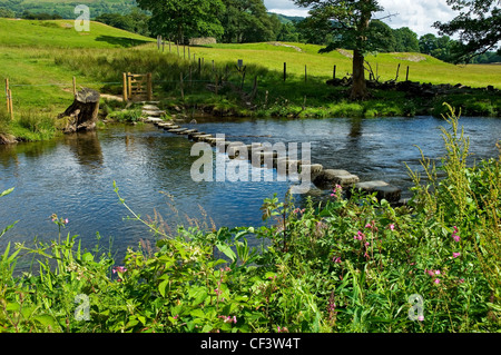 Trittsteine über den Fluß Rothay in der Nähe von Ambleside. Stockfoto