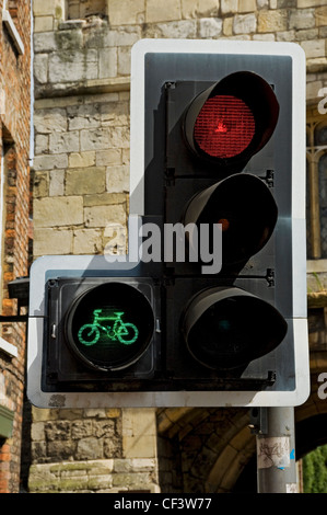 Ampel an einer Kreuzung Anzeige rot, den Verkehr und grün für Radfahrer zu stoppen. Stockfoto