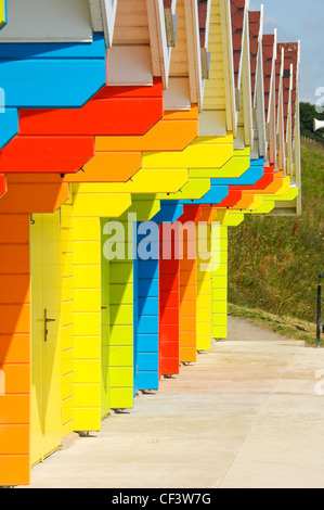 Eine Reihe von bunten Strandhäuschen in North Bay. Stockfoto