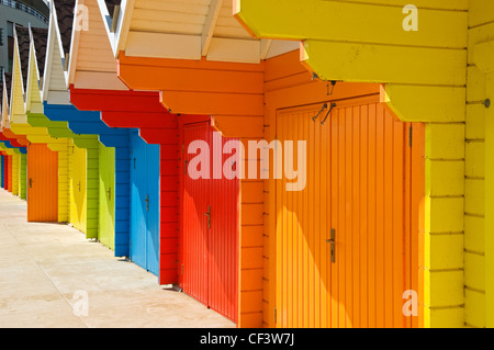 Eine Reihe von bunten Strandhäuschen in North Bay. Stockfoto