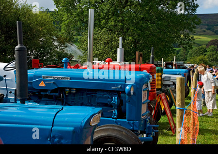 Besucher betrachten Oldtimer Traktoren auf dem Display an Rosedale & Bezirk Landwirtschaft, Gartenbau und industrielle Gesellschaft jährliche Stockfoto