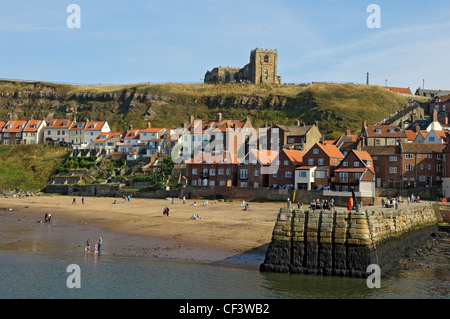 Str. Marys Kirche auf einem Hügel mit Blick auf den alten Hafen. Stockfoto