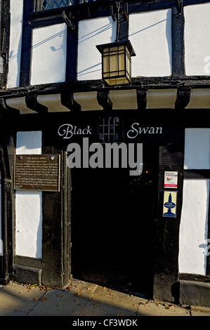 Eingang zum Black Swan Pub in Peasholme Green. Die erste Erwähnung des Gebäudes verwendet wird, als eine Kneipe ab 1763 obwohl ist es w Stockfoto