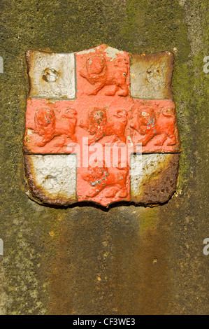 Yorker Wappen auf eine rostige Wand-Plakette. Freuen Sie sich auf das rote Kreuz von St. George und fünf goldenen Löwen von England. Stockfoto