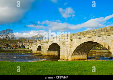 Fünf-gewölbte Brücke über den Fluß Wharfe im Dorf Burnsall in Wharfedale in den Yorkshire Dales National Park. Stockfoto