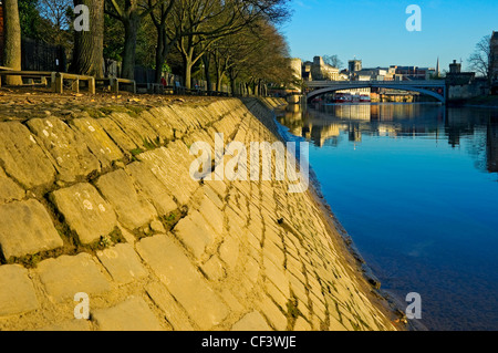 Blick entlang den Fluss Ouse Richtung Lendal Bridge im Jahre 1863 gebaut. Stockfoto