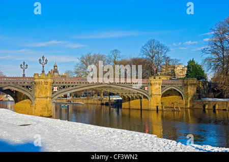 Skeldergate Brücke über den Fluss Ouse im Winter. Die Brücke ist eine eiserne Brücke mit gotischen Details im Jahr 1881 fertiggestellt. Stockfoto