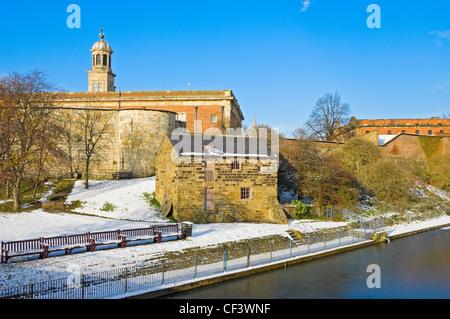 Raindale Mill, eine rekonstruierte Anfang des 19. Jahrhunderts Getreidemühle an der Rückseite des Schlossmuseums im Winter. Stockfoto